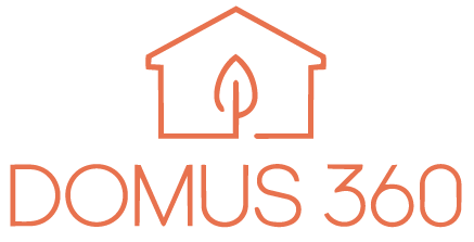 Logotipo para "DOMUS 360" con el contorno de una casa con una hoja en su interior, dibujado con líneas naranjas, sobre el texto "DOMUS 360" en letras mayúsculas de color naranja.